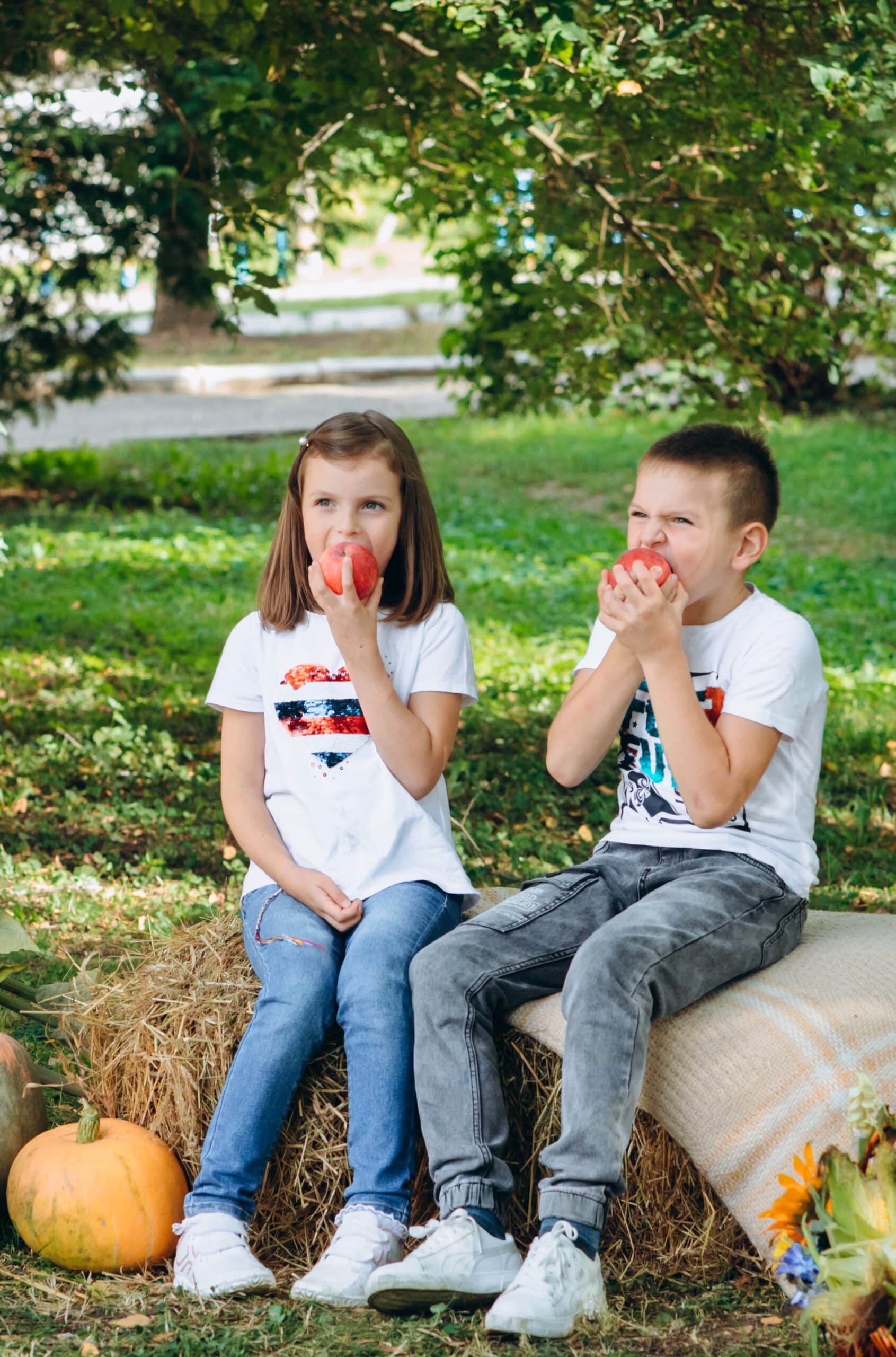 kids eating apples